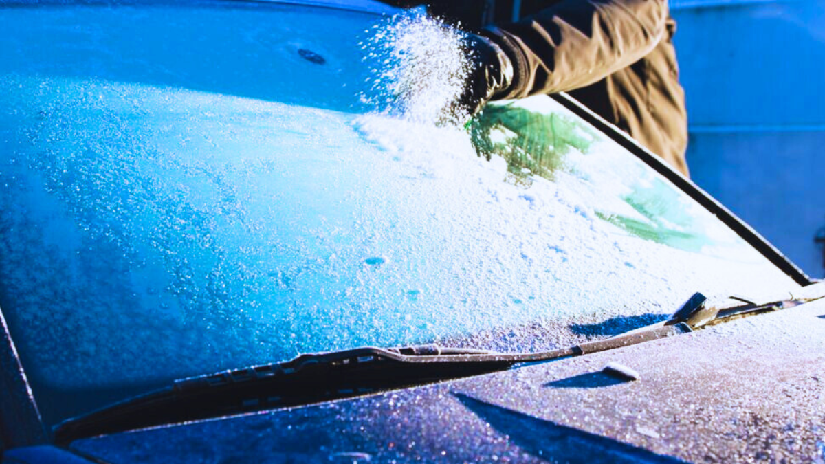 Automobilistes: l’astuce imparable pour enlever le givre de votre pare-brise en un clin d’œil