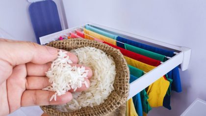 L’astuce de la "chaussette au riz" est redoutable pour faire sécher votre linge cet hiver en un temps record