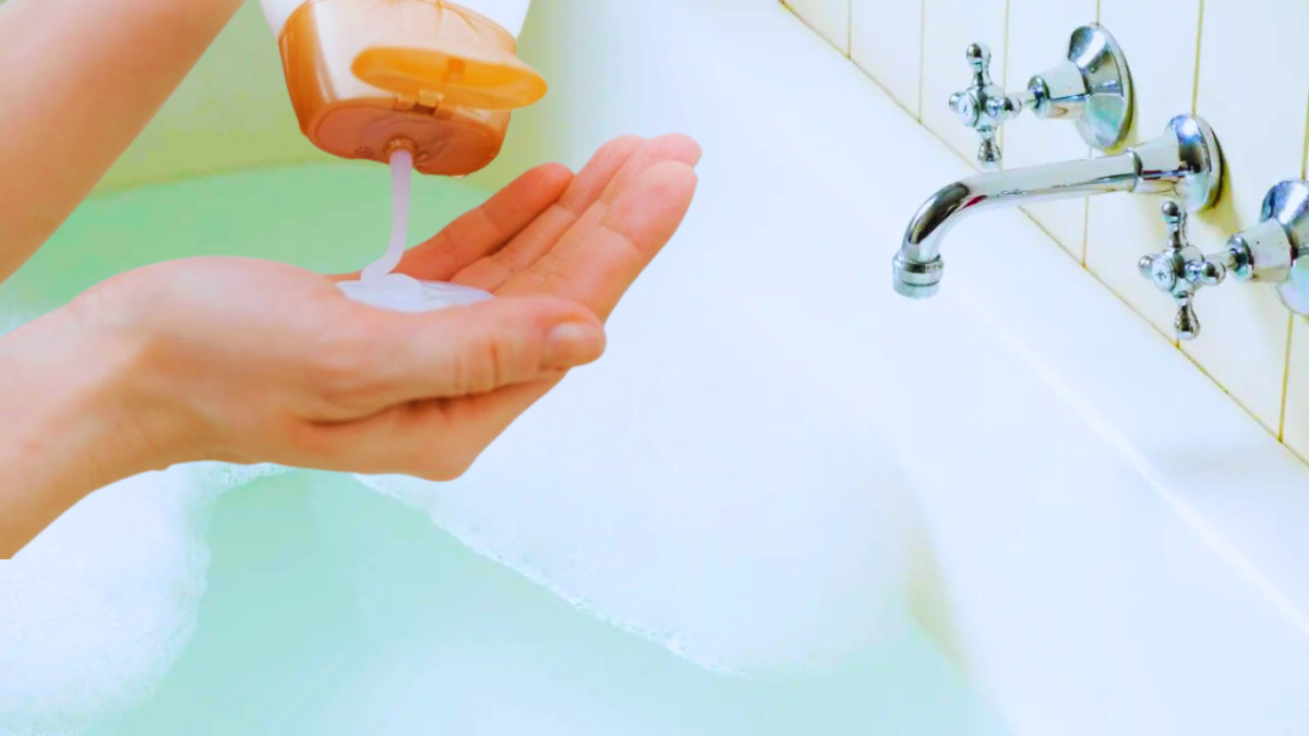 Mettre du liquide vaisselle dans la baignoire le soir : une astuce que vous allez vite adopter