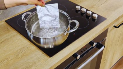 Du papier aluminium et de l’eau bouillante : une astuce hyper efficace que vous allez vite adopter