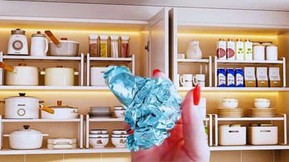 Une boule de papier aluminium dans vos placards de cuisine, une astuce que beaucoup adoptent