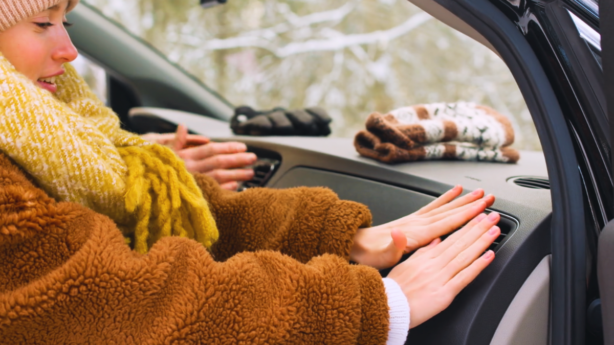 Une chaussette dans votre voiture : une astuce de génie qui va tout changer au quotidien cet hiver