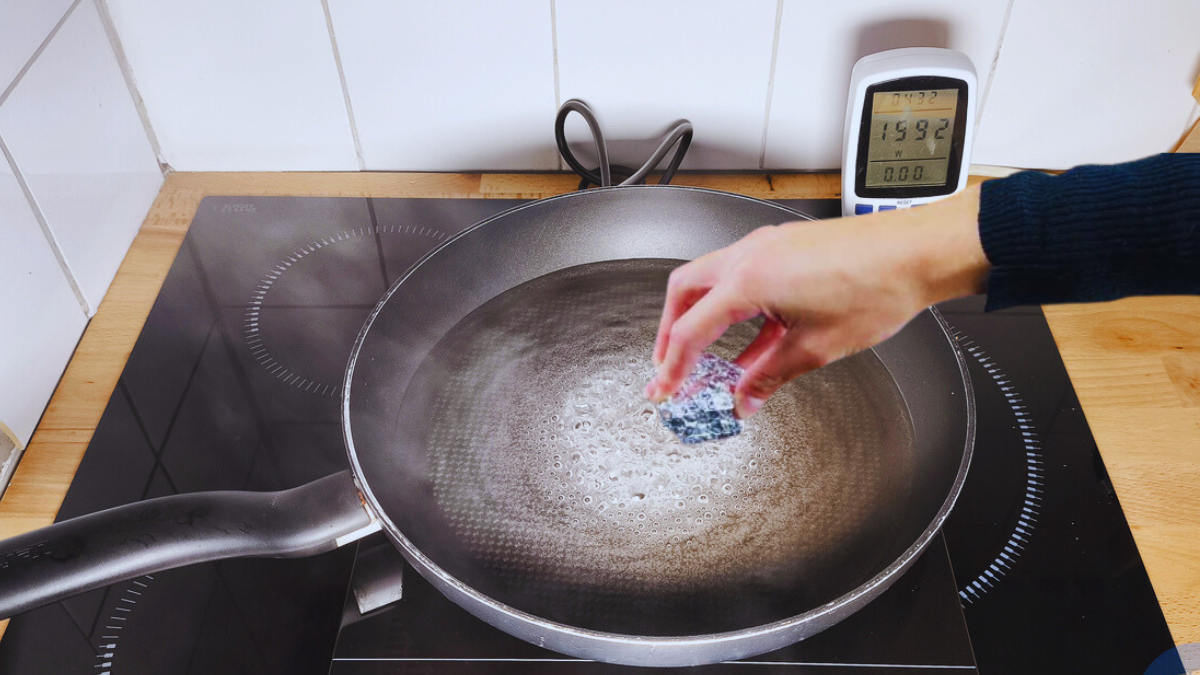 Frotter vos poêles avec une boule de papier aluminium : une astuce de génie à adopter dès maintenant