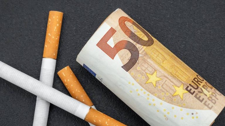 Après la France, le prix des cigarettes flambe aussi chez nos voisins : où les trouver moins cher ?