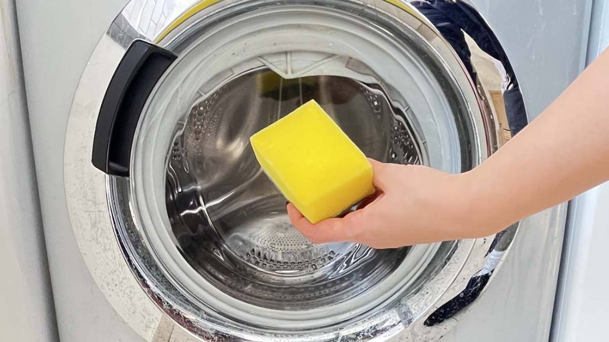 Mettre une éponge dans le lave-linge : l’astuce surprenante qui va changer votre quotidien