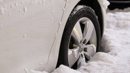 Voiture bloquée dans la neige ? Découvrez cette astuce simple pour vous en sortir, qui va vous sauver la vie