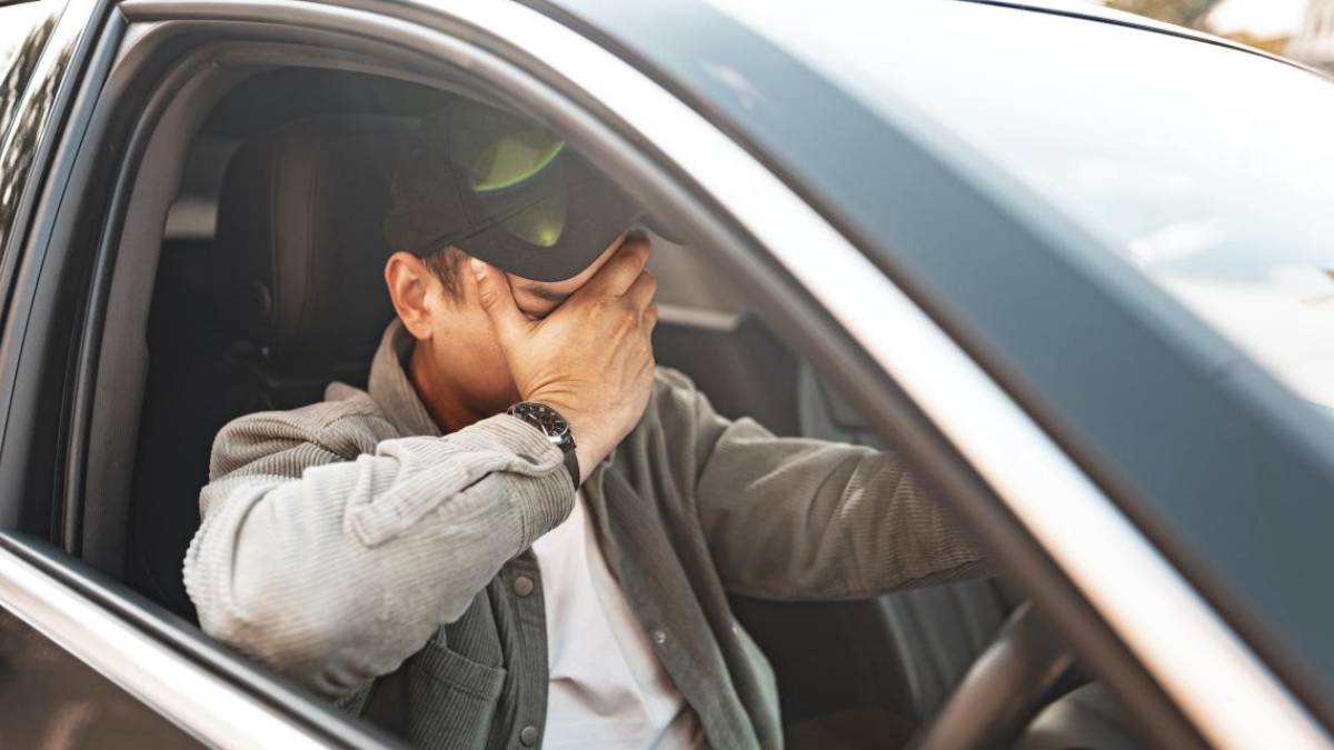 Attention, ces bruits ou odeurs de votre voiture cachent un problème sérieux : découvrez lesquels