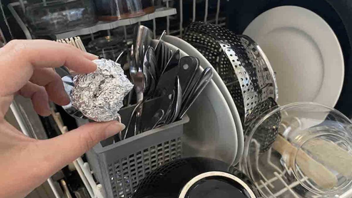 Mettre du papier aluminium dans votre lave-vaisselle : une astuce incroyable pour lui redonner son éclat