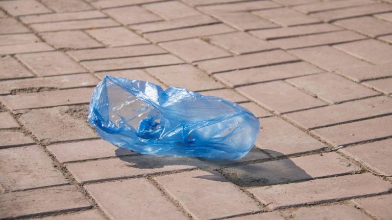 Attention à ces sacs plastiques : cette nouvelle arnaque qui piège les passants