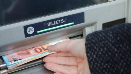 Frais bancaires : ces banques vous facturent une fortune lors de vos retraits, voici la liste