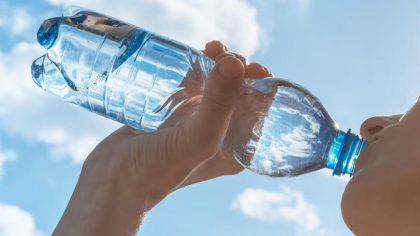 Voici la marque d’eau en bouteille la plus pure selon une étude : elle contient le moins de microplastiques