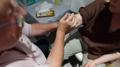 Chikungunya : pourquoi les plus de 65 ans sont privés de vaccin en pleine épidémie ?