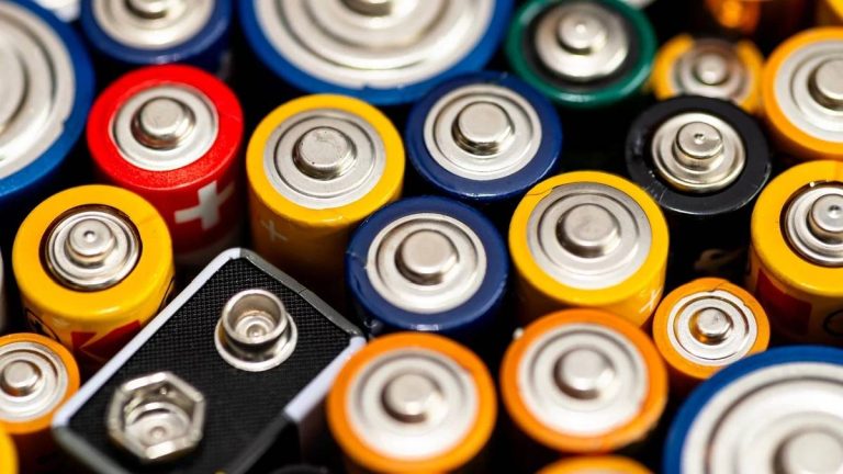 Dites adieu aux piles chez vous : cette astuce maison va vous faire économiser comme jamais
