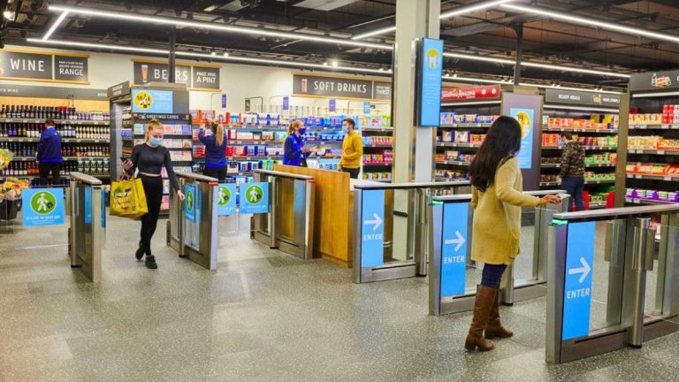 Ce supermarché populaire fait désormais payer l’entrée à ses clients comme en boîte de nuit