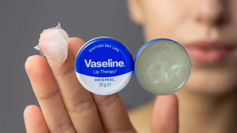 Vaseline : ses bienfaits et astuces pour la peau, les lèvres et les cheveux va vous surprendre