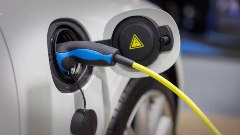 Achat véhicule électrique : cet avantage fiscal disparaît le 1er mai et ça inquiète déjà les acheteurs