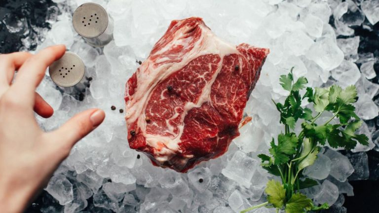 Viande congelée ? l'astuce incroyable pour la rendre prête en moins d'une heure