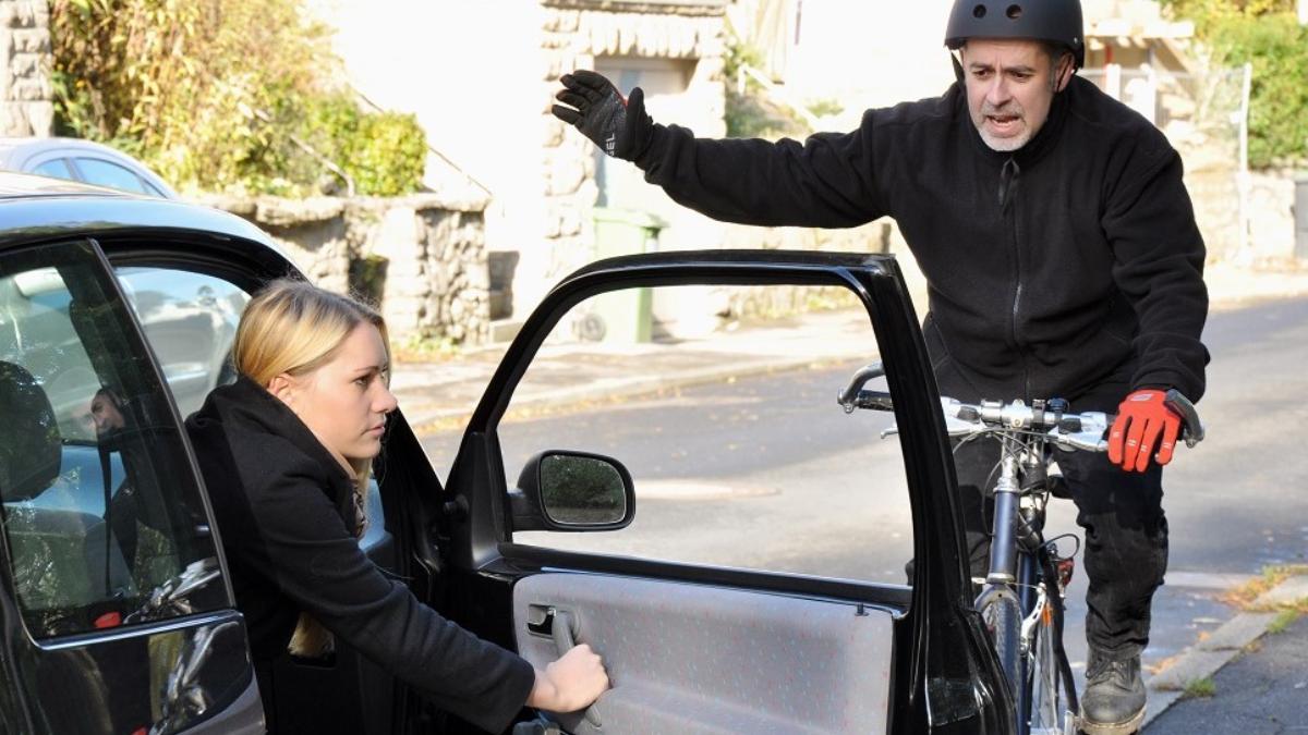 Vous n’ouvrez pas votre portière "à la hollandaise" ? Une amende salée pourrait vite tomber
