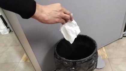 Mouchoirs et essuie-tout : cette erreur de tri que vous faites et qui coûte cher à la planète
