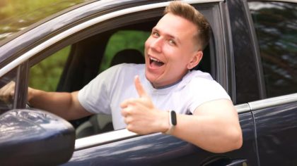Complément de salaire : il colle un autocollant sur sa voiture et gagne 150 € par mois sans effort