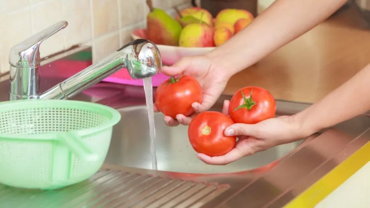 Rincer vos tomates à l'eau ne suffit pas pour enlever les pesticides : voici ce qu'il faut faire